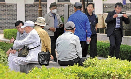 지난 18일 서울 종로구 탑골공원에서 노인들이 시간을 보내고 있다./사진=한경DB