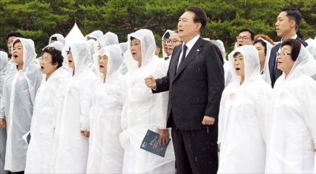 [포토] '임을 위한 행진곡'…제창하는 윤석열 대통령
