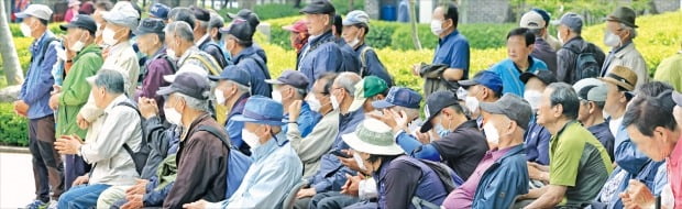 18일 서울 종로구 탑골공원에서 노인들이 시간을 보내고 있다. 한국은 고령화 속도가 세계 최고 수준이다.  /임대철 기자 