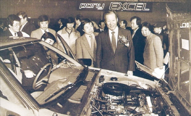 정주영 현대그룹 선대 회장이 1985년 ‘포니 엑셀’ 신차 발표회에서 차량을 둘러보고 있다. 