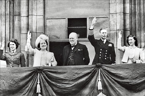 1945년 5월 8일 독일이 항복한 ‘유럽 전승 기념일’에 영국 런던 버킹엄궁 발코니에 선 마거릿 공주(왼쪽부터), 엘리자베스 보우스라이언 왕비, 윈스턴 처칠 총리, 조지 6세 왕, 엘리자베스 공주(엘리자베스 2세 여왕).  /한경DB 