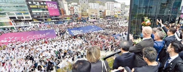 지난달 4일 부산을 방문한 국제박람회기구(BIE) 현지실사단을 환영하기 위해 5000여명의 인파가 부산역에 집결했다. /부산시 제공
 