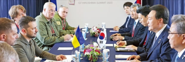 윤석열 대통령과 볼로디미르 젤렌스키 우크라이나 대통령이 21일 일본 히로시마에서 정상회담을 했다. 두 정상이 만난 것은 이번이 처음이다.  김범준 기자 