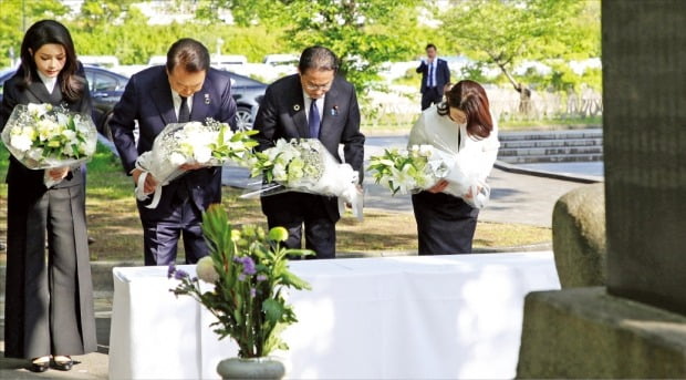 < 위령비에 고개숙인 한·일정상 > 한·일 정상이 21일 역사상 처음으로 일본 히로시마 평화기념공원 내 한국인 원폭 희생자 위령비를 공동 참배했다. 윤석열 대통령과 부인 김건희 여사, 기시다 후미오 총리와 기시다 유코 여사가 위령비 앞에서 고개를 숙이고 있다.  김범준 기자 