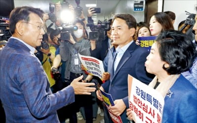 [포토] 巨野 '강원특별법' 심사 거부에…항의하는 김진태