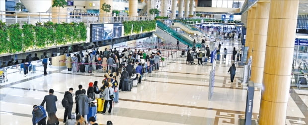 5월 가정의 달 연휴 여객으로 붐비는 김포국제공항 여객터미널 전경.  KAC 제공 