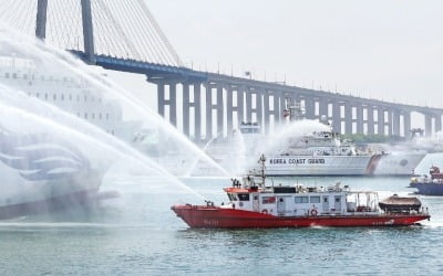 [포토] 여객선 화재 신속 진압…해양재난 대비 훈련 