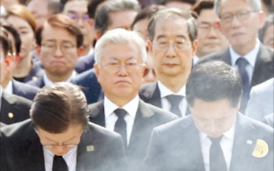 봉하마을 간 김기현 "전직 대통령 흑역사 끊어야"