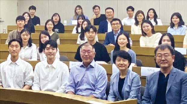 정의선 현대차그룹 회장(앞줄 왼쪽 세 번째)이 지난 11일 서울 신촌동 연세대를 깜짝 방문해 경영학 토론 강의를 참관했다. 정 회장과 조화순 기아 사외이사 겸 연세대 교수(네 번째), 이무원 연세대 교수(다섯 번째)가 강의 후 학생들과 기념사진을 찍고 있다.  /연세대 제공 