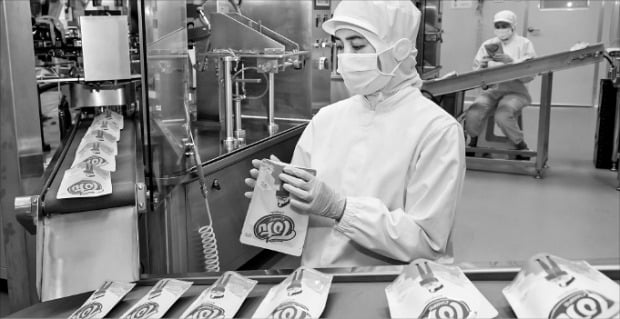 전남 여수에 있는 식품기업 쿠키아 직원이 제품의 포장 상태를 점검하고 있다. 쿠키아는 삼성전자의 지원을 받아 스마트공장을 구축한 뒤 6년 새 매출이 여덟 배 늘었다.  /삼성전자 제공 