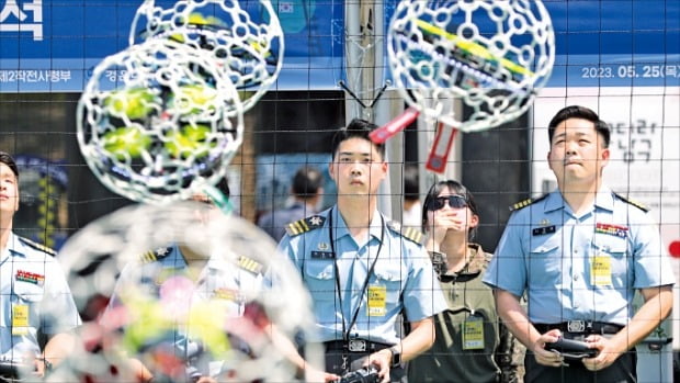 [포토] 치열한 ‘드론 축구’ 경기 