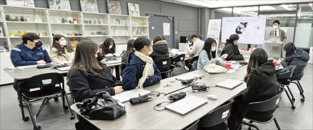 충남 아산의 호서대 메이커 스페이스에서 창업을 희망하는 대학생들이 3D 프린팅 교육을 받고 있다.  호서대 제공 