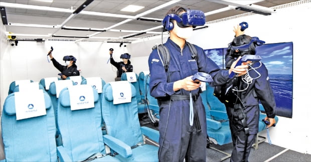 우리카지노추천 학생들이 항공안전 체험시설 ‘백석XR센터 가상 항공 체험관’에서 항공안전 교육을 받고 있다. 우리카지노추천 제공
