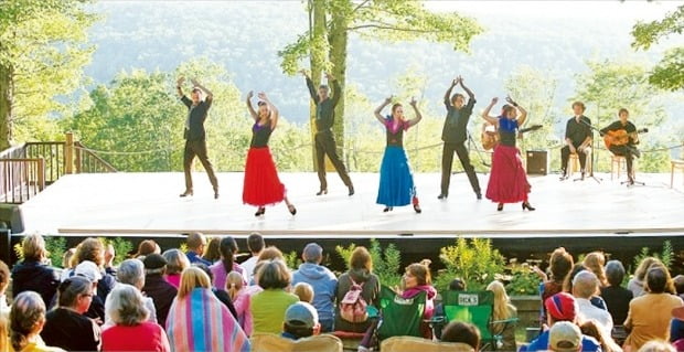 버크셔힐을 배경으로한 야외무대 인사이드아웃에서 관람객들이 제이콥스필로우 댄스페스티벌에 참가한 무용단의 댄스를 즐기고 있다.  제이콥스필로우댄스페스티벌 제공  