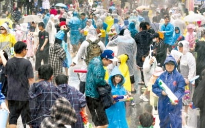 [포토] ‘아水라장’…4년 만에 열린 춘천 마임축제