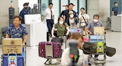 [포토] “집에 왔다”…태풍에 발 묶였던 괌 관광객 귀국