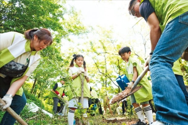 유한양행 직원들이 가족과 함께 나무를 심는 친환경 봉사활동에 참여하고 있다. /유한양행 제공 