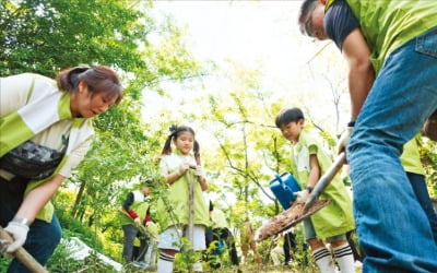 유한양행, 의류기부·노을공원 생태숲 조성…친환경 나눔·문화 확산에 앞장