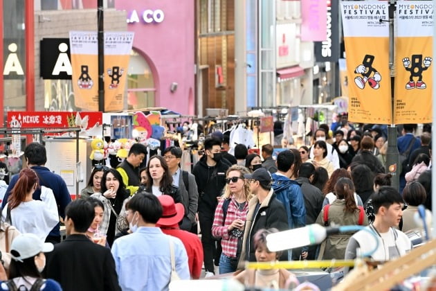 지난 27일 명동거리가 외국인 관광객으로 북적이고 있다./서범세 기자