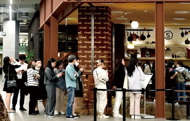 더현대 서울의 한 음식점 앞에 사람들이 줄지어 서있다. 사진=김기남 기자