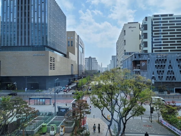현대백화점 판교점(왼쪽)과 길 하나를 사이에 두고 있는 힐스테이트 판교역. 사진=한경비즈니스