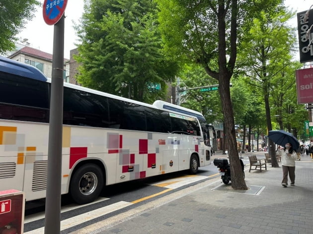 지난 25일 이화여대 앞에 관광버스가 지나가고 있다./김영은 기자