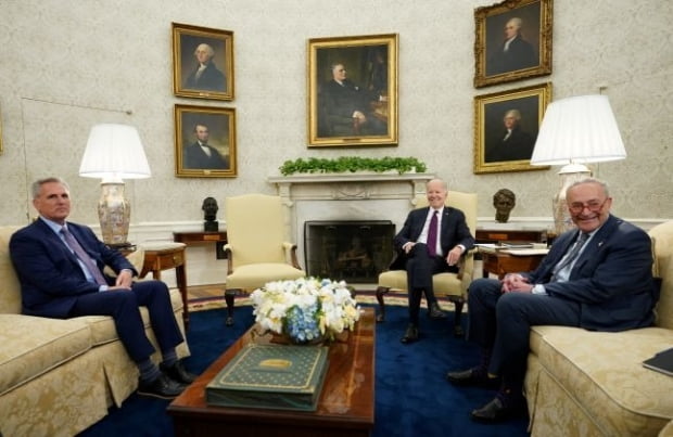 조 바이든 대통령이 9일(현지시간) 미국 워싱턴 백악관 집무실에서 케빈 매카시 하원의장(공화)와 미치 매코넬 상원 원내대표 및 의회 지도자들과 부채 한도 회의를 가졌다. / 사진=로이터