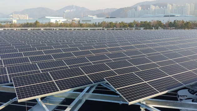 HD현대에너지솔루션이 2019년 현대자동차 울산공장 주차장에 설치한 태양광 시설. 사진=HD현대에너지솔루션
