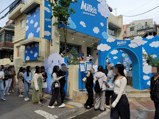 5월 7일 오후 롯데칠성음료의 ‘밀키스 구름 하우스’ 팝업스토어 앞에 사람들이 줄을 서서 입장을 기다리고 있다. 사진=한경비즈니스