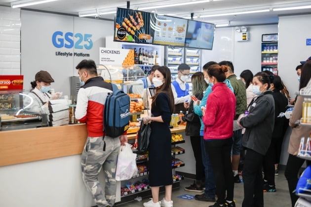 몽골 현지 고객들이 GS25  매장 내에서 계산을 하기 위해 줄을 서있다.   사진=GS리테일 제공
