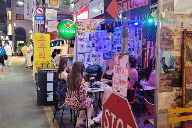 압구정 로데오길에 위치한 한 음식점에서 외국인들이 저녁을 먹고 있는 모습. 사진=한경비즈니스