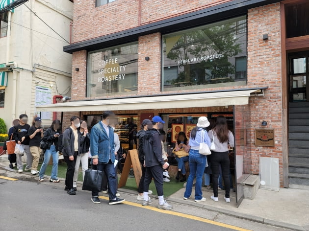 서울숲 카페거리 한 가게 앞에 사람들이 줄을 서서 기다리고 있는 모습. 사진=한경비즈니스