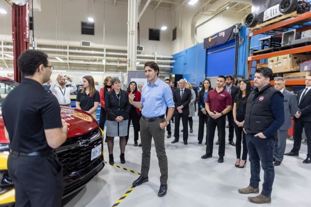 쥐스탱 트뤼도 캐나다 총리가 2023년 1월 25일 캐나다 온타리오 주 해밀턴에 있는 맥마스터 자동차 연구소를 둘러보고 있다. 사진=로이터·연합뉴스