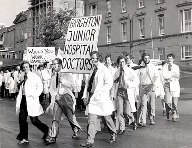 1975년 영국 주니어 의사들의 임금인상과 처우개선 요구 파업. 출처: 영국의료저널 (BMJ)