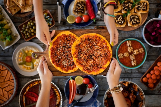 플랫 브레드에 튀르키예식 고추장을 바른 전통 음식 '비베리 에크'
