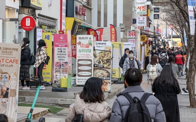 사진은 신촌역 연세로에서 여전히 마스크를 착용하고 다니는 모습. (사진=한국경제신문) 