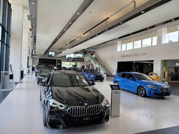 BMW 드라이빙센터 쇼룸. 사진=한경비즈니스