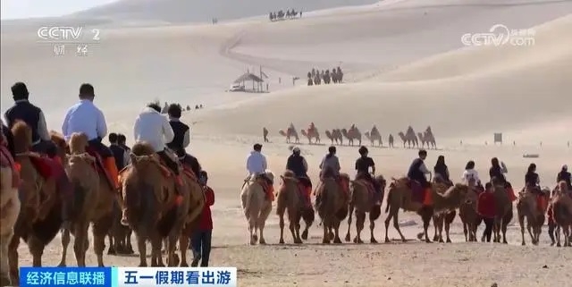 '화장실 노숙·입장권 매진도 참는다'…中 노동절 연휴 인산인해