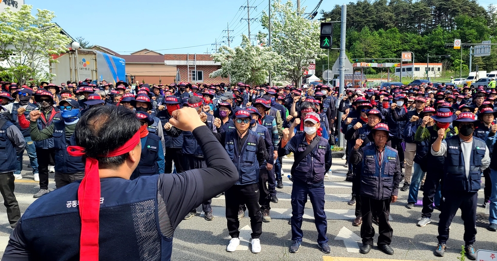 건설노조 간부 분신, 의식없어…노조원 500여명 법원앞 긴급집회