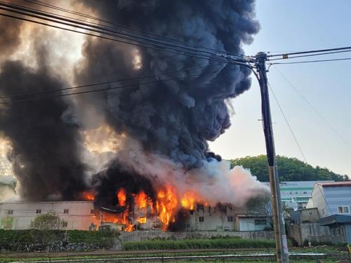 옥천 식품공장 화재 7시간여 만에 진화…8억원 피해