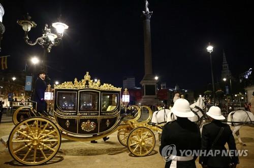 영국왕 대관식 심야 리허설…구경꾼 운집에 명당선점 텐트까지