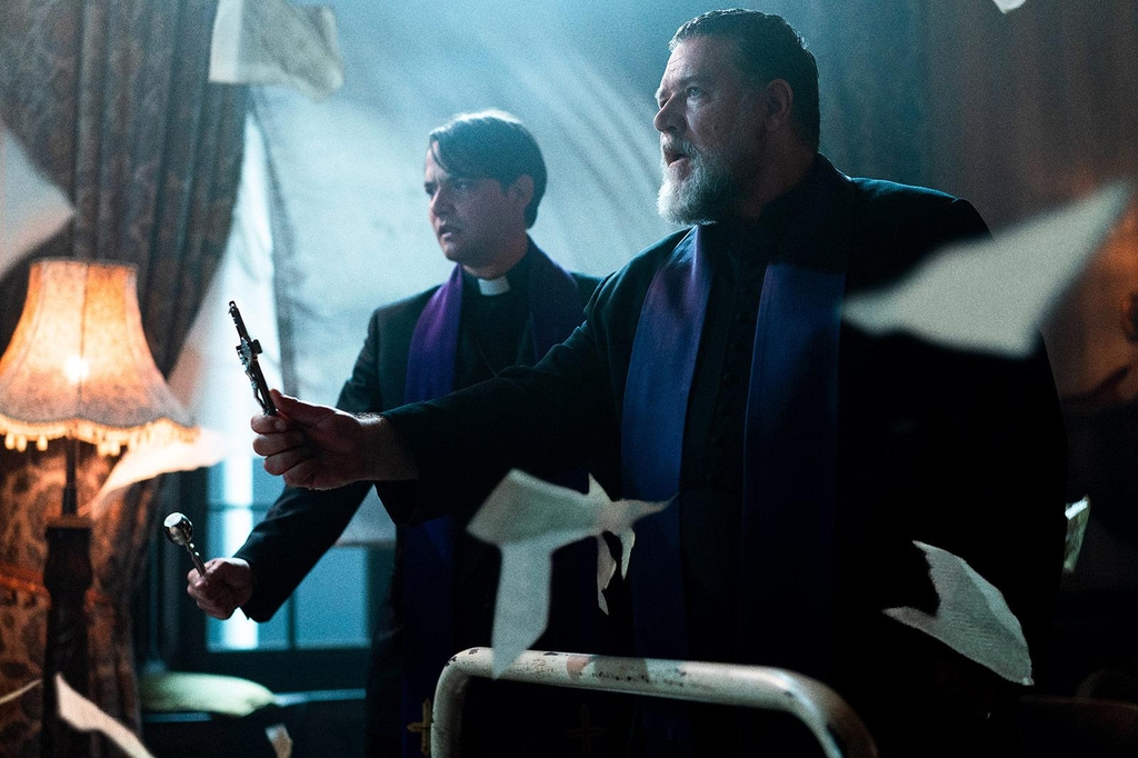 사제복 입고 돌아온 러셀 크로…영화 '엑소시스트: 더 바티칸'