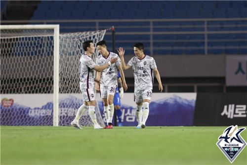 '호난 데뷔골' K리그2 이랜드, 경남에 2-1 승…시즌 첫 패 안겨(종합)