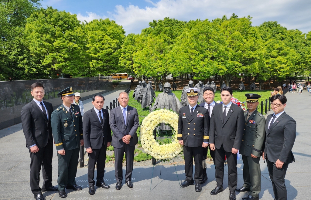 정의선, 현대차그룹 사장단과 美 한국전 참전용사 기념비 참배