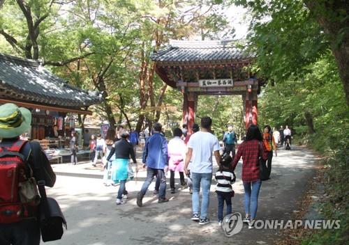 "발길 돌린 관광객 다시 오려나" 무료입장 반기는 속리산 상인들