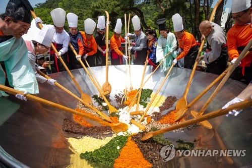 "발길 돌린 관광객 다시 오려나" 무료입장 반기는 속리산 상인들