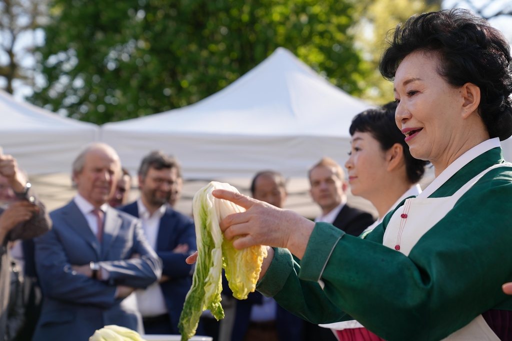 [월드&포토] 한-EU 수교 60주년 맞아 브뤼셀서 '김치 담그기 체험'