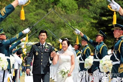 일곱 아들이 축하한 20년 만의 결혼식…육군, 합동결혼식