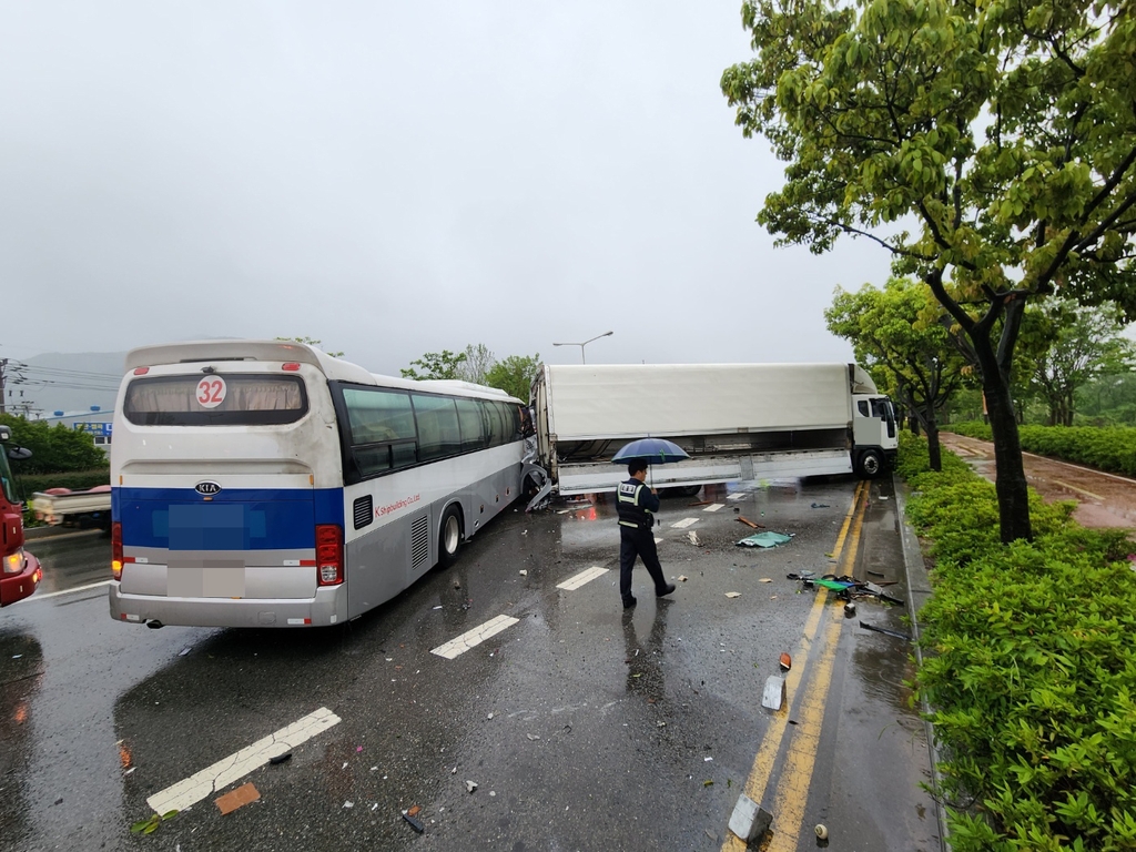 통근버스 빗길에 미끄러져 트럭 들이받아…11명 중경상