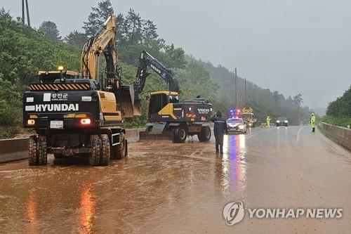 나흘간 몰아친 폭우·강풍 피해 속출…항공기·여객선 일부 통제